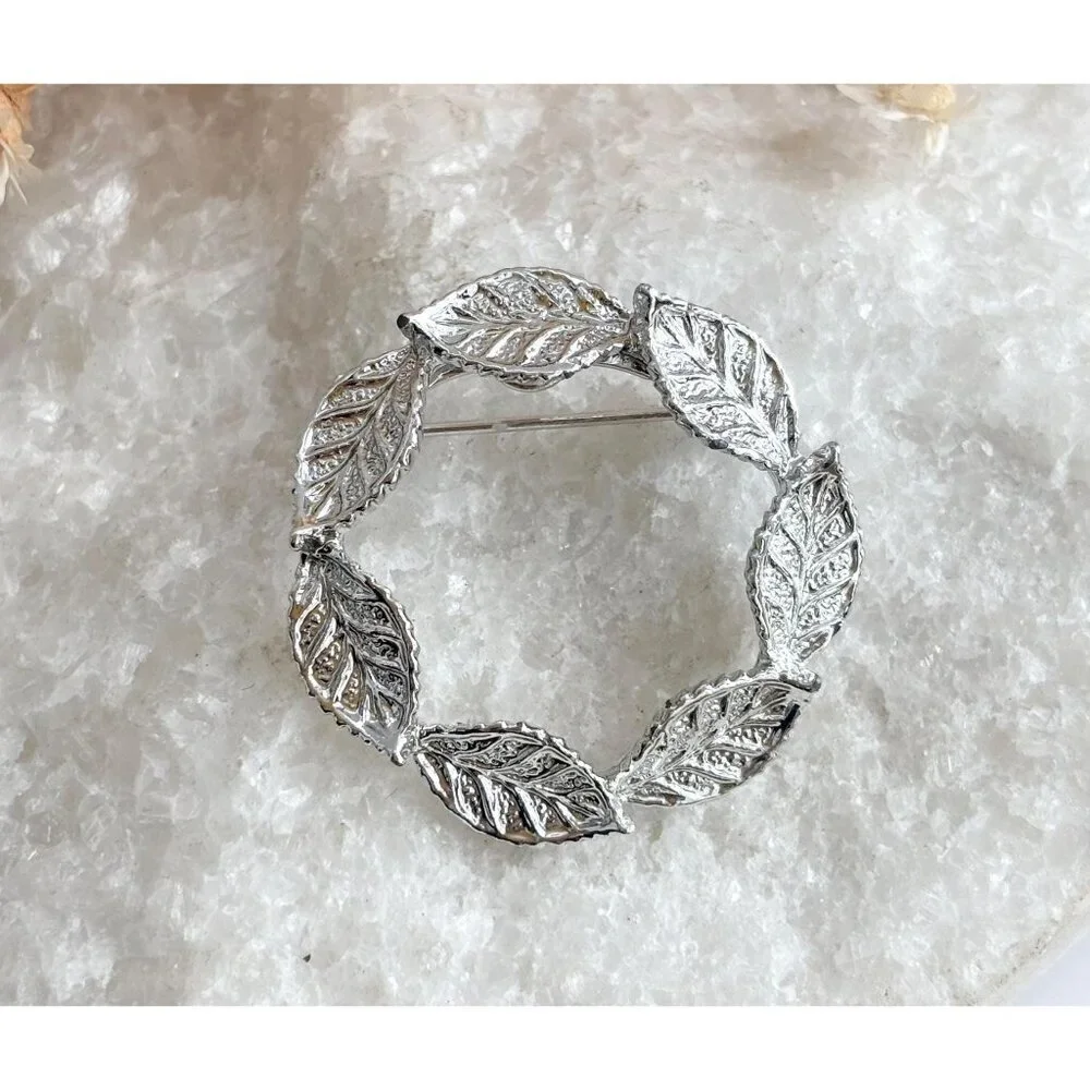 Gerry's Designer Leaf Shaped Wreath Textuerd Classic Vintage Cute Brooch
